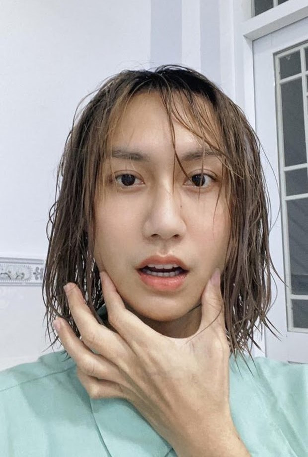 Chỉ còn 2 ngày nữa là được về nhà, Lynk Lee tiết lộ việc đầu tiên muốn làm khi hoàn thành thời gian cách ly chính là đi làm tóc, chăm chút nhan sắc cho bản thân. Người hâm mộ vui mừng vì giọng ca "Tạm biệt nhé" hoàn toàn khỏe mạnh và luôn luôn giữ thái độ vui vẻ tích cực trong thời gian cách ly tại khu cách ly tập trung.