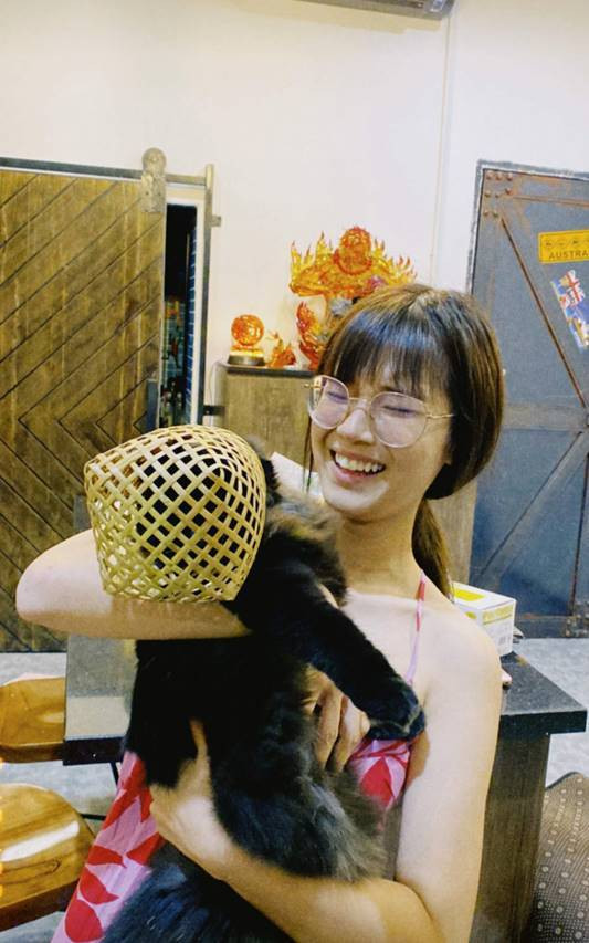 Hoàng Yến Chibi khoe hình ảnh nhắng nhít bên thú cưng. Mặc dù không trang điểm nhưng nữ diễn viên trẻ vẫn ghi điểm bởi khuôn mặt mộc xinh đẹp cùng với biểu cảm trong sáng đáng yêu.