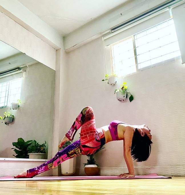 Thu Trang khiến khán giả bất ngờ vì thực hiện tư thế khó trong yoga. "Hoa hậu làng hài" chia sẻ vì "ế" show do ảnh hưởng của Virus Corona, nên Thu Trang phải tích cực tập yoga để có sức "cày cuốc" kiếm thêm thu nhập sau này.