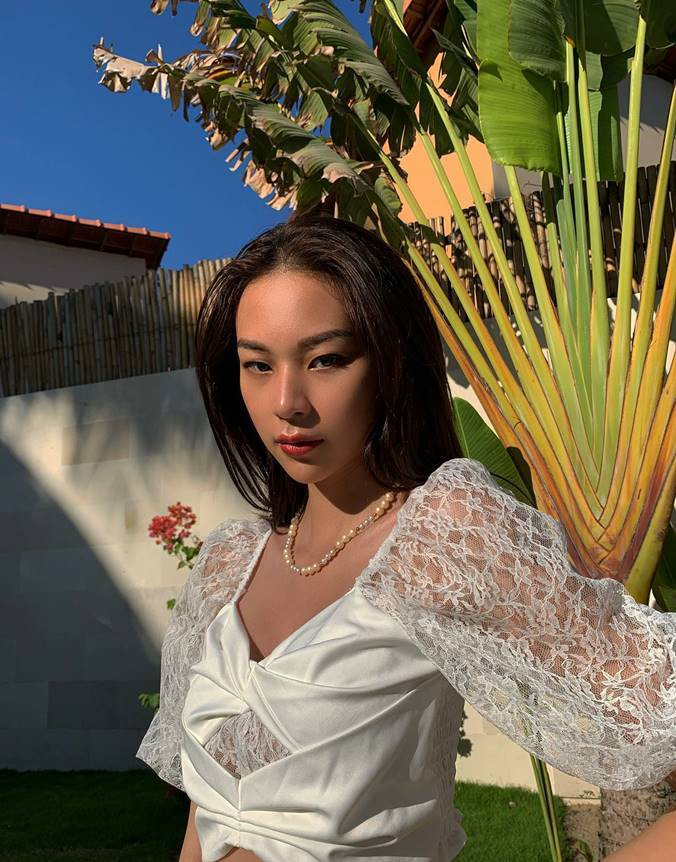 Phí Phương Anh chia sẻ hình ảnh khuôn mặt "cảnh sát hình sự, khó tính mọi lúc mọi nơi từ khi mới sinh ra". Người hâm mộ ngay lập tức bình luận: "Xác nhận khó tính, nhưng vẫn xinh", "Khó tính đâu mà, xinh lắm ấy chứ",...