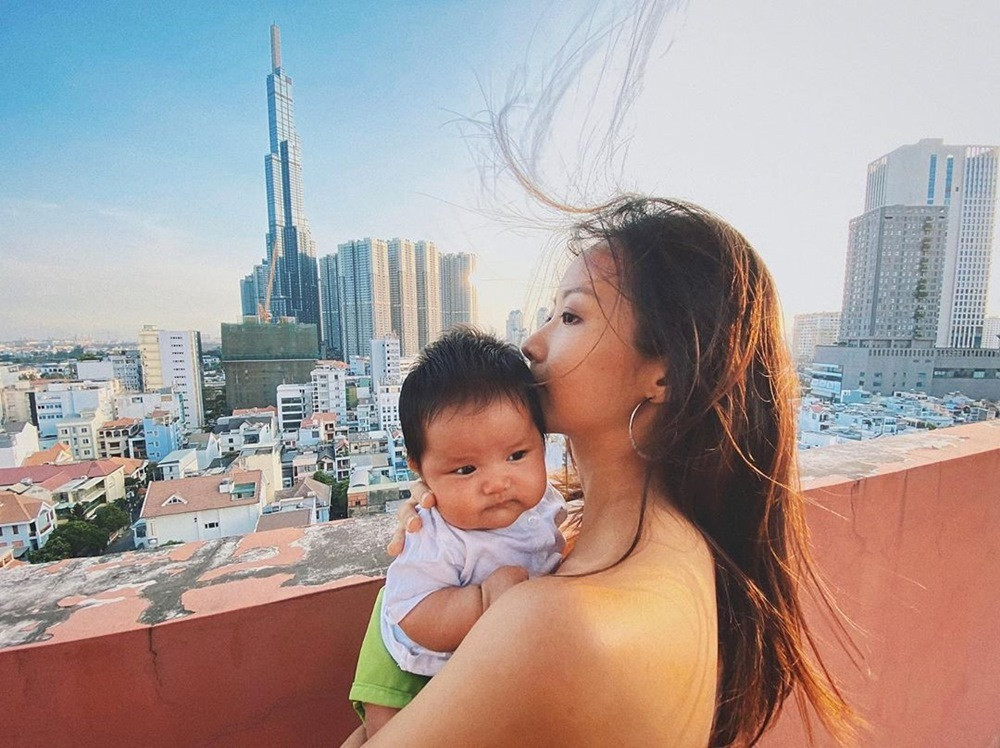 Ngày 19/3, Suboi khiến bạn bè, người hâm mộ hào hứng khi đăng tải hình ảnh bế con đầu lòng sau gần 2 tháng sinh. Nữ rapper âu yếm ôm con gái nhỏ tạo dáng trên sân thượng. Ngoài ra, Suboi còn không quên dặn con cách sống và đối xử với thiên nhiên khi lớn lên. "Bé con, du lịch sân thượng đỡ nhé. Con thuộc giống loài Homo Sapiens, (trộm vía) con sẽ phát triển nhanh, thông minh, thơm tho với điều kiện con phải giữ sức khỏe của con qua những gì con ăn, cách con tiêu thụ và đối xử đàng hoàng với địa cầu này thì mới hưởng cái đẹp được lâu nhé", cô viết.