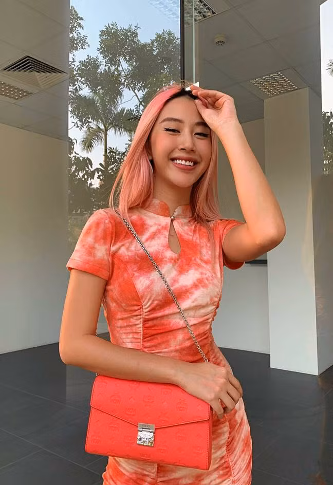 Sao Việt Quỳnh Anh Shyn xuống phố. Nữ diễn viên nhắn nhủ: "Luôn nở nụ cười trên môi, giữ những năng lượng tích cực và sức khỏe thật tốt kèm theo bảo vệ bản thân để cùng nhau vượt qua mùa Covid-19 này nha cả nhà ơi. Cố lên nào!".