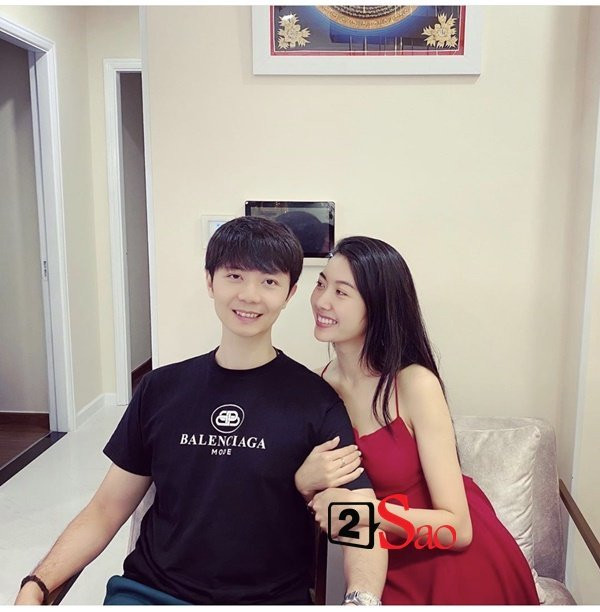 Không để mọi người phải chờ đợi quá lâu, mới đây hình ảnh rõ nét chồng sắp cưới của Á hậu Thúy Vân đã được công khai. Thúy Vân diện chiếc váy đỏ nổi bật khoác tay bạn trai và dành cho anh ánh mắt yêu thương.