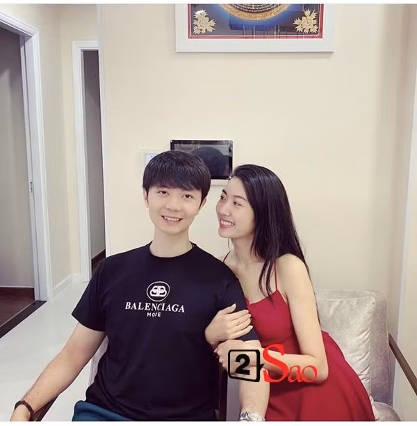 Không để mọi người phải chờ đợi quá lâu, mới đây hình ảnh rõ nét chồng sắp cưới của Á hậu Thúy Vân đã được công khai. Thúy Vân diện chiếc váy đỏ nổi bật khoác tay bạn trai và dành cho anh ánh mắt yêu thương.