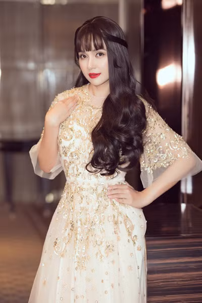 Hiện tại, Việt Trinh tập trung hoạt động từ thiện, một lòng hướng về Phật pháp và hài lòng với cuộc sống cùng con trai 11 tuổi.