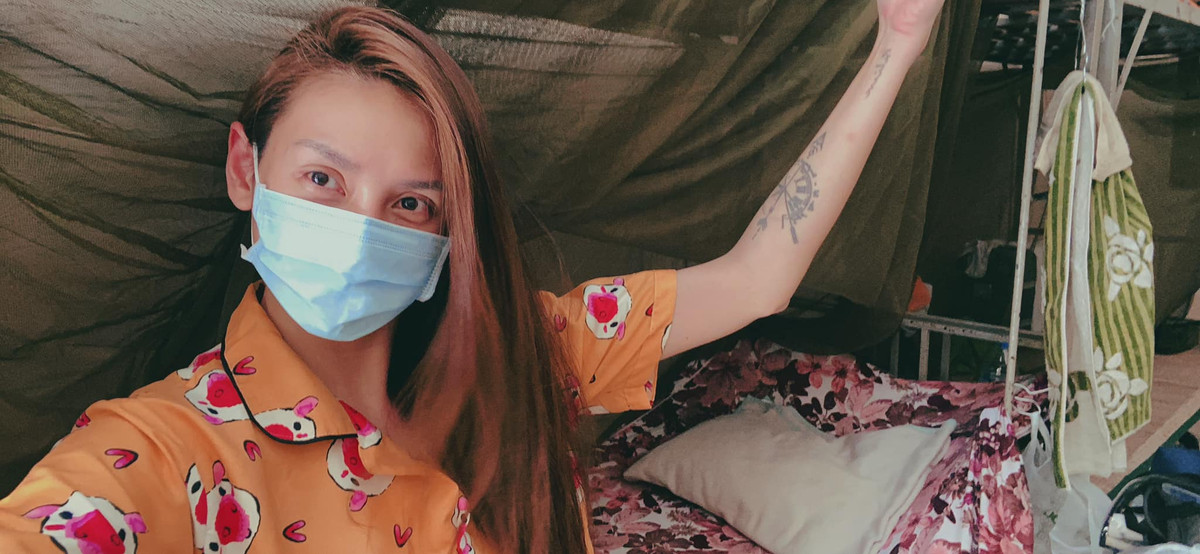 Nữ siêu mẫu khoe góc nhỏ nơi cách ly với điều kiện khá tốt.