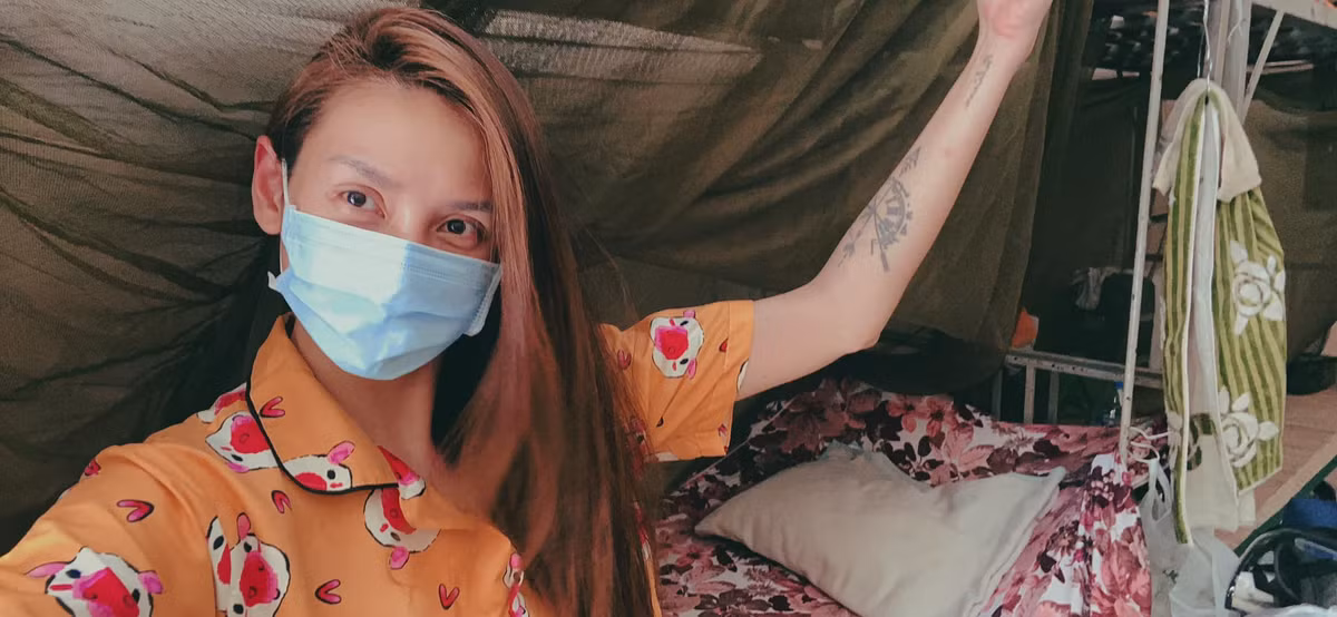 Nữ siêu mẫu khoe góc nhỏ nơi cách ly với điều kiện khá tốt.