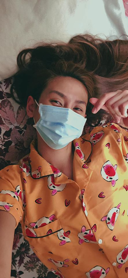 Đặc biệt, Võ Hoàng Yến được mẹ tiếp tế không thiếu thứ gì, từ các đồ dùng cá nhân như chăn, ga, gối, đệm, đến đồ ăn để chân dài bồi bổ sức khỏe.