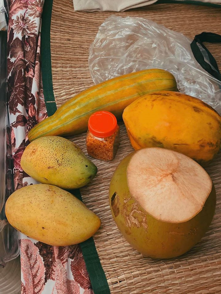 Mới nhất, chân dài của làng mốt khoe "cuộc sống sung túc" với nhiều trái cây trong phòng cách ly.