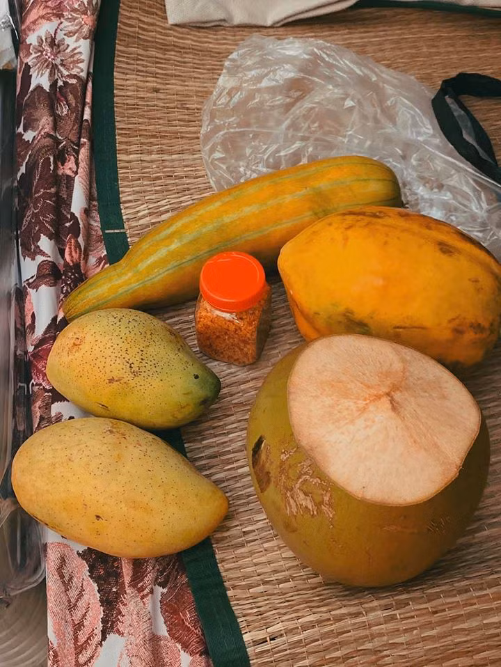 Mới nhất, chân dài của làng mốt khoe "cuộc sống sung túc" với nhiều trái cây trong phòng cách ly.