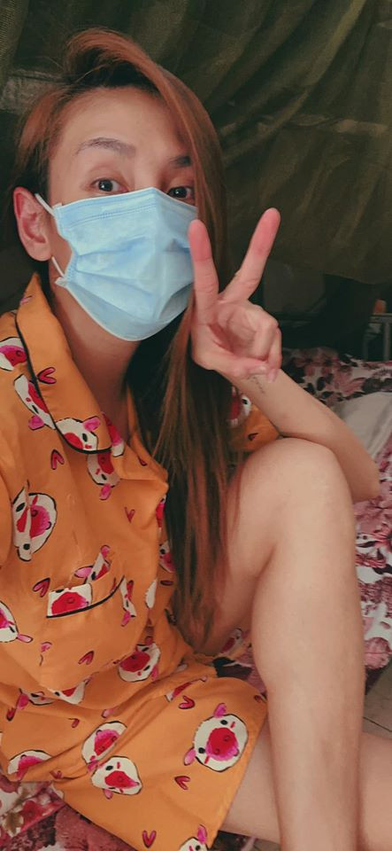 Trên trang cá nhân Võ Hoàng yến tự hào khoe: "Cô gái sau khi được mami yêu dấu tiếp tế đã biến giường cách ly thành giường nhà của mình cùng bộ pijama con heo vàng xinh xắn".