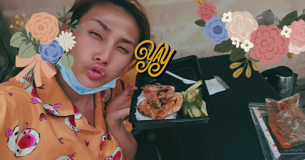 Cô hài lòng với cuộc sống nơi cách ly, thậm chí còn khen đồ ăn nơi đây "ngon díp mắt".