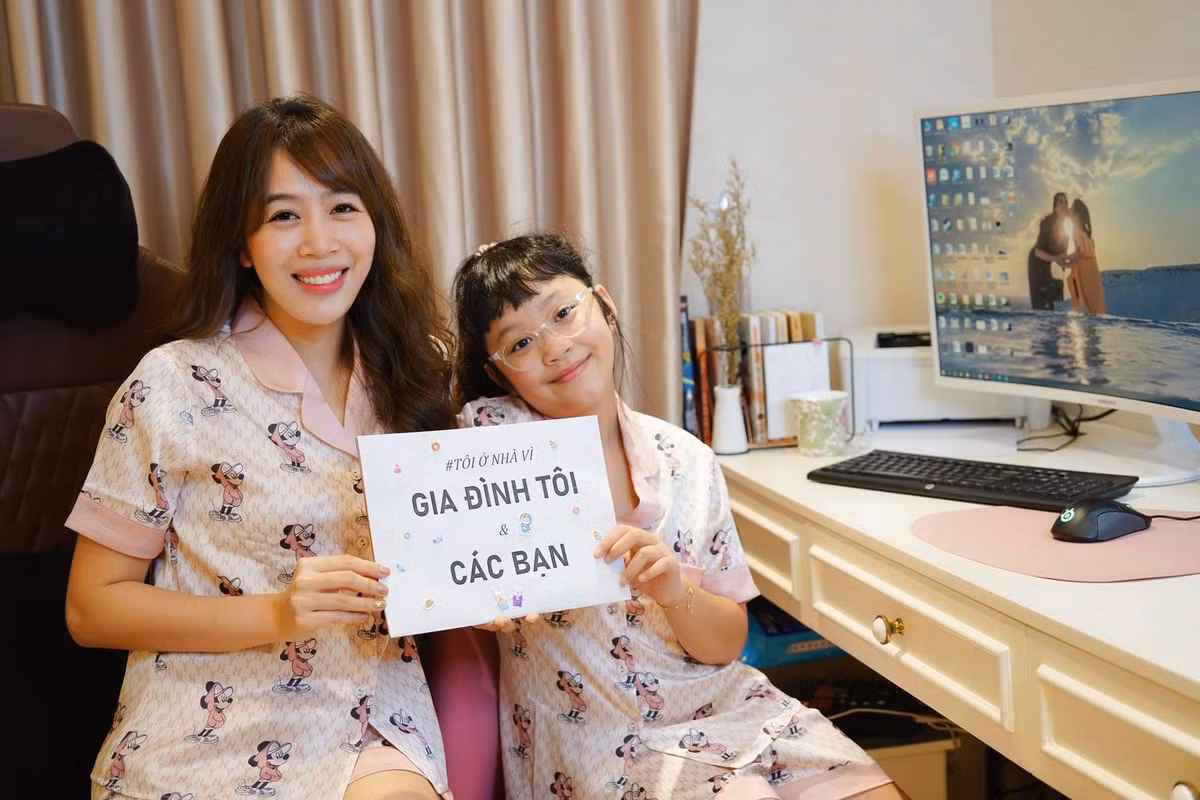 Trong mùa dịch, MC Diệp Chi cùng con gái giơ cao khẩu hiệu ở nhà vì mọi người.