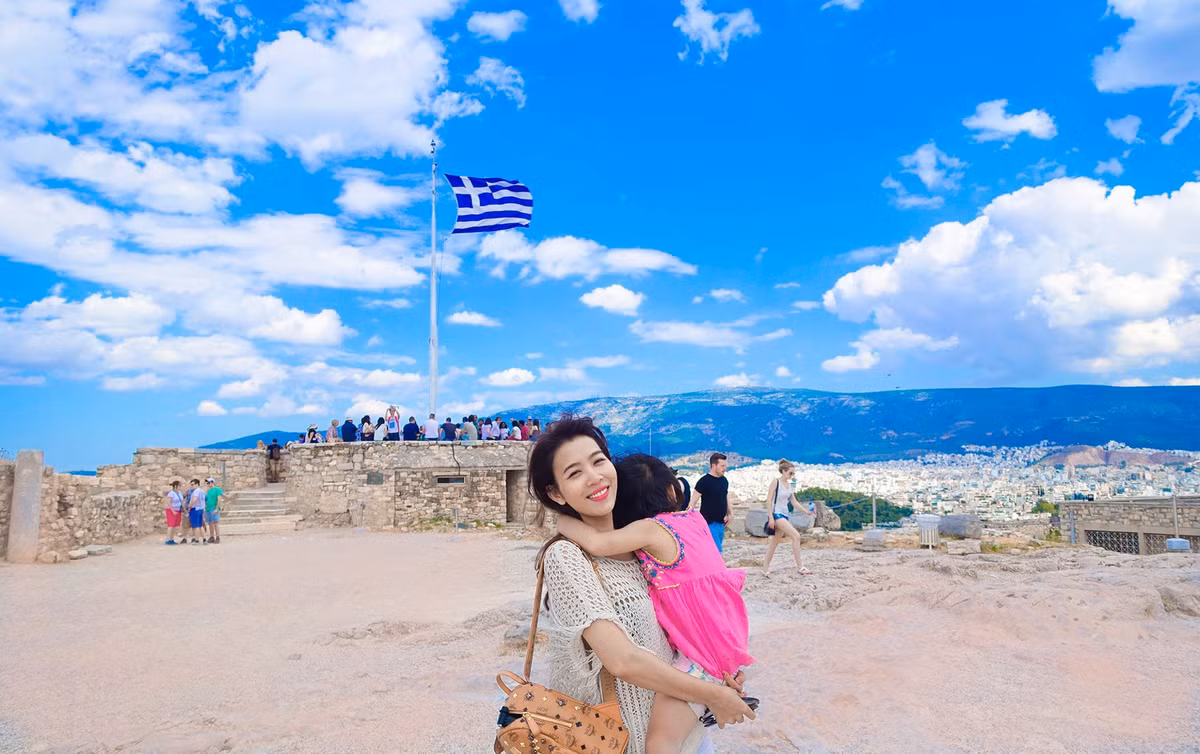 Gần đây, MC Diệp Chi cũng thông qua ca sĩ Tùng Dương gửi tặng 500 bộ quần áo chống dịch và 2500 khẩu trang y tế cho chiến dịch "Chung tay đẩy lùi COVID-19".