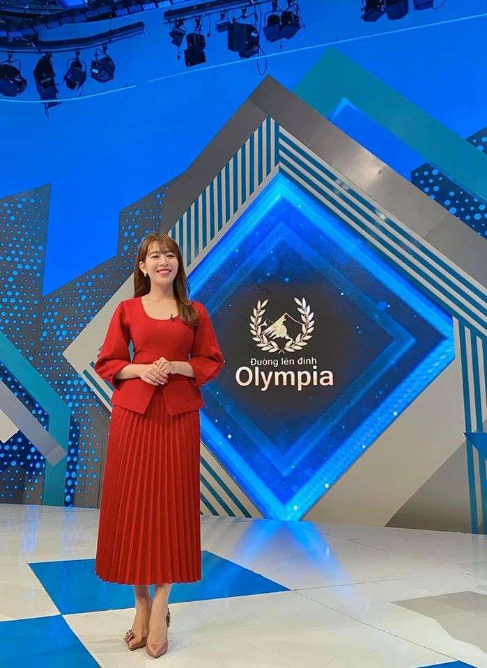 Dù không sở hữu nhan sắc hay vóc dáng nổi bật, song MC Diệp Chi lại có chất giọng truyền cảm, nụ cười ấm áp cùng phong thái tự tin, hoạt ngôn khi đứng trên sân khấu.