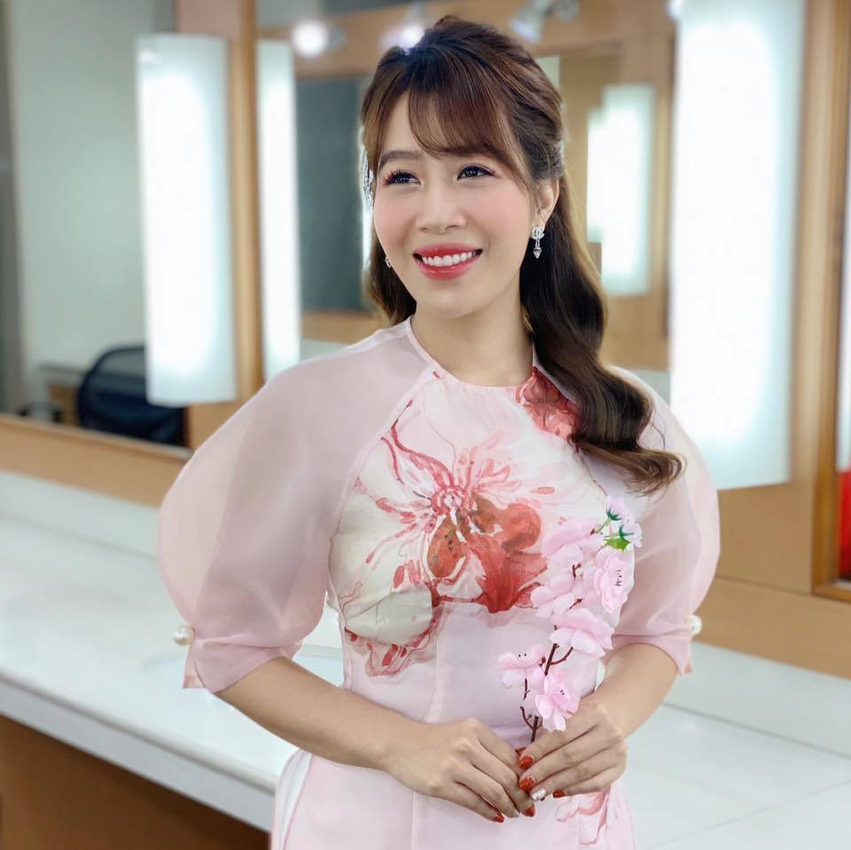 Chính nhờ nụ cười ấm áp mà nhiều khán giả đặt cho Diệp Chi biệt danh "MC hay cười" của VTV.