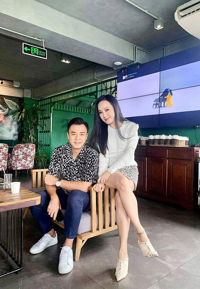 Trên trang cá nhân, MC Tuấn Tú đăng tải ảnh chụp hình cùng BTV Hoài Anh. Nam MC hóm hỉnh làm thơ: “Hôm nay thời sự thế nào. Bà con đã có anh nào hay chưa”. Vẻ ngoài bảnh bao, phong độ của nam MC trong lần hội ngộ BTV VTV Hoài Anh nhận được nhiều lời khen ngợi.