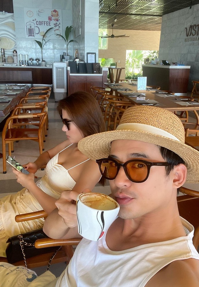 Vợ chồng Lương Thế Thành – Thúy Diễm được ngày “trốn con” đi cà phê. Tuy nhiên, nam diễn viên phàn nàn vì bà xã chỉ lo bấm điện thoại.