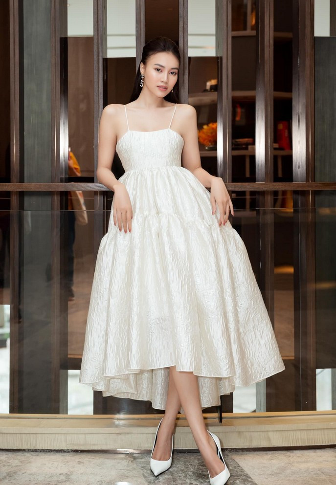 Sao Việt 23/9: Ninh Dương Lan Ngọc nhí nhảnh với váy xòe công chúa khi dự sự kiện.