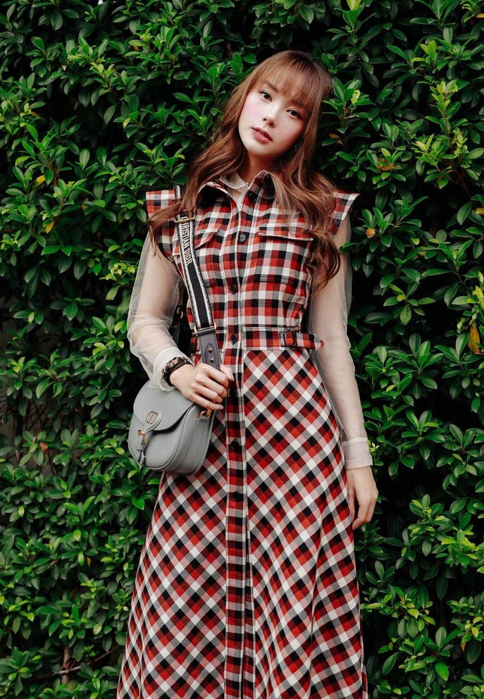 Minh Hằng hài hước cho biết đang trông cháu thì bị stylist gọi đi chụp ảnh. Nữ ca sĩ hài hước cho rằng dù “bạ đâu chụp đó” nhưng cô vẫn có được bộ hình ưng ý.