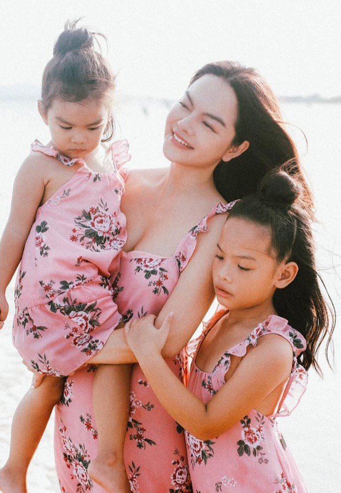 Phạm Quỳnh Anh chia sẻ khoảnh khắc hạnh phúc bên hai cô con gái nhỏ. Nữ ca sĩ cho biết, con là niềm vui, niềm động lực giúp cô cố gắng mỗi ngày.
