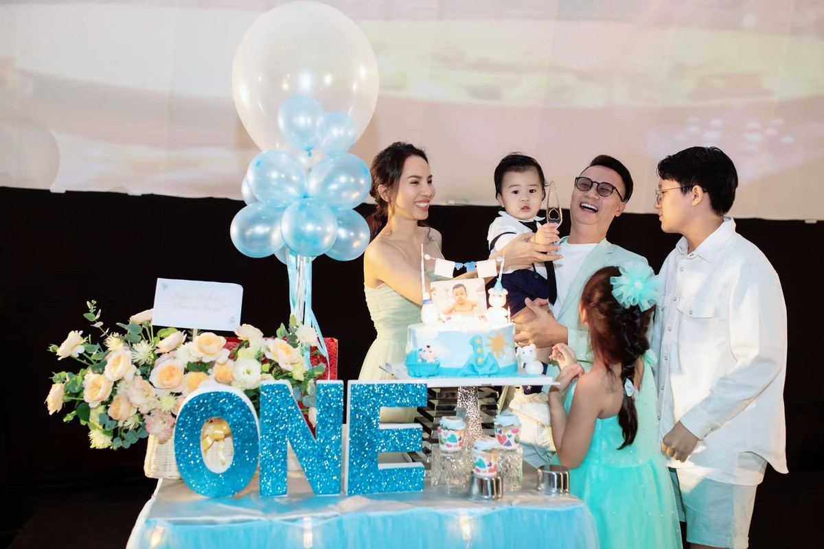 Hoàng Bách đăng ảnh cả gia đình bên chiếc bánh sinh nhật cậu út với lời tâm sự: "Một năm tròn, em bé được yêu nhất quả đất đến với gia đình. Cuộc sống này vẫn thế, sớm - chiều, mưa - nắng. Có con, thêm chút lo lắng, thêm chút sớm - khuya, nhưng niềm vui thì ngập tràn''.