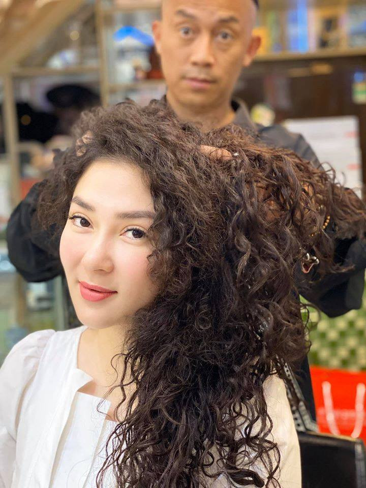 Phần lớn những lần xuất hiện trước công chúng, Nguyễn Thị Huyền đều chọn kiểu trang điểm nhẹ nhàng, thanh lịch.