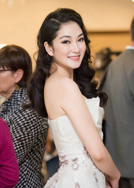 Cô vẫn giữ trọn vẹn nét đẹp Á Đông với khuôn mặt đầy đặn và không chạy theo bất kỳ xu hướng phẫu thuật thẩm mỹ nào.