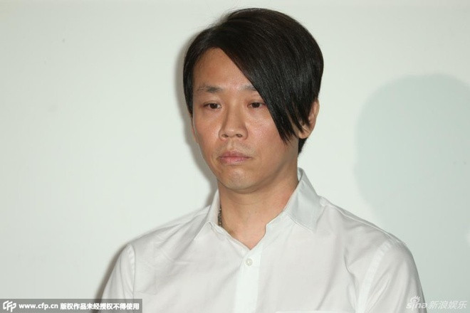 Đào Triết phải mở họp báo giải thích toàn bộ sự việc với công chúng. Anh cho biết bản thân và Dương Tử Tình đã quen biết từ năm 2010 và chia tay trước khi kết hôn. Nam ca sĩ khẳng định bản thân chỉ vì một phút yếu lòng, "tình cũ không rủ cũng tới" nên mới ngoại tình với Dương Tử Tình. Tuy nhiên, ca sĩ họ Đào đổ lỗi cho bạn gái cũ, khẳng định bản thân bị dụ dỗ mới gây ra lỗi lầm. Việc Đào Triết và bạn gái cũ đổ lỗi qua lại khiến công chúng chê cười.