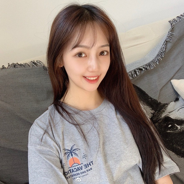 Chỉ 4 tháng sau khi bị phát hiện hẹn hò với cựu thành viên EXO, Lộc Y ghi danh tham dự chương trình tuyển chọn thần tượng Thanh xuân có bạn 2, chính thức bước chân vào ngành giải trí.