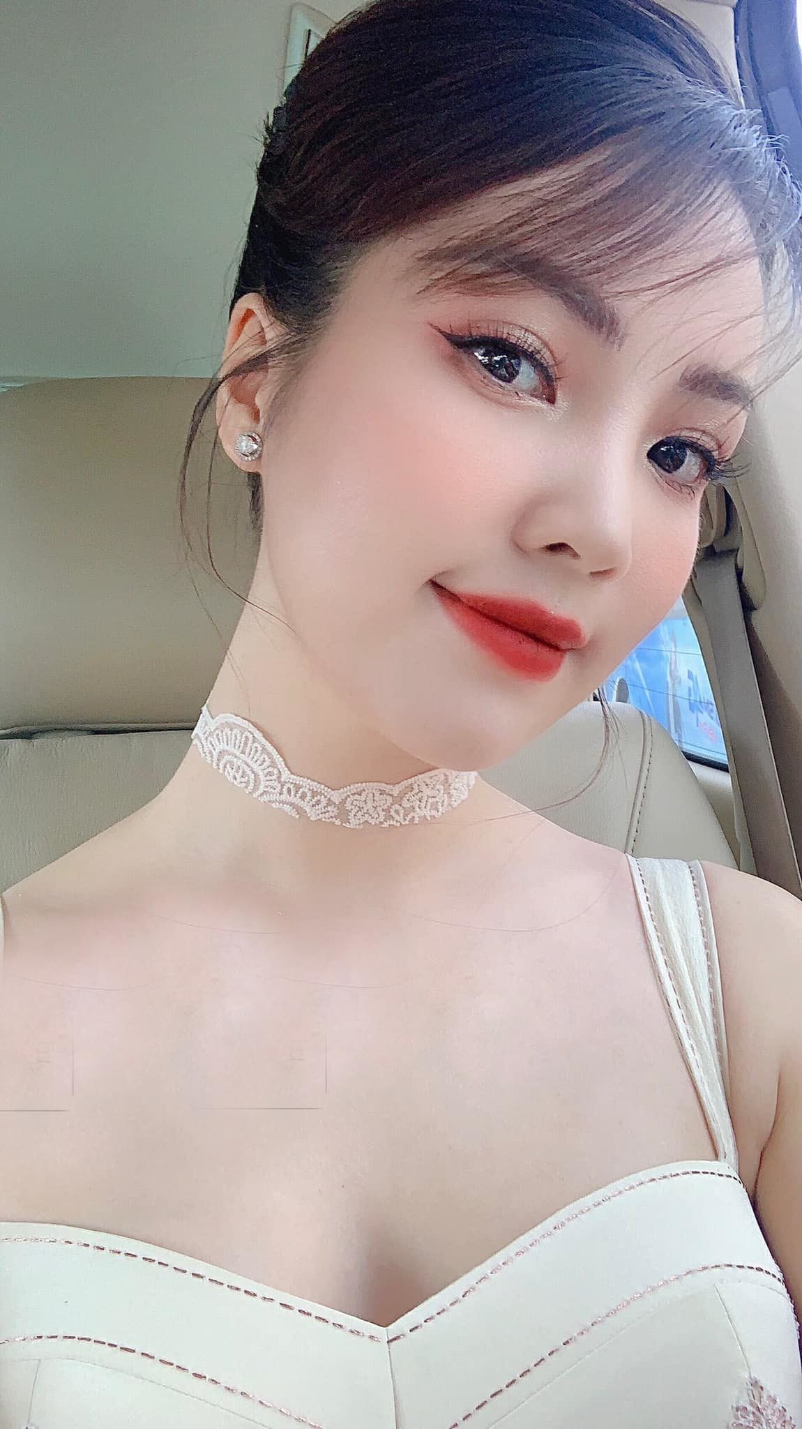 "Giá trị của mỗi người đôi khi nằm ở “sự bận rộn”. Hôm nào nhiều việc là thấy phởn phơ", MC Thuỵ Vân nhận nhiều lời khen bởi nhan sắc xinh đẹp.