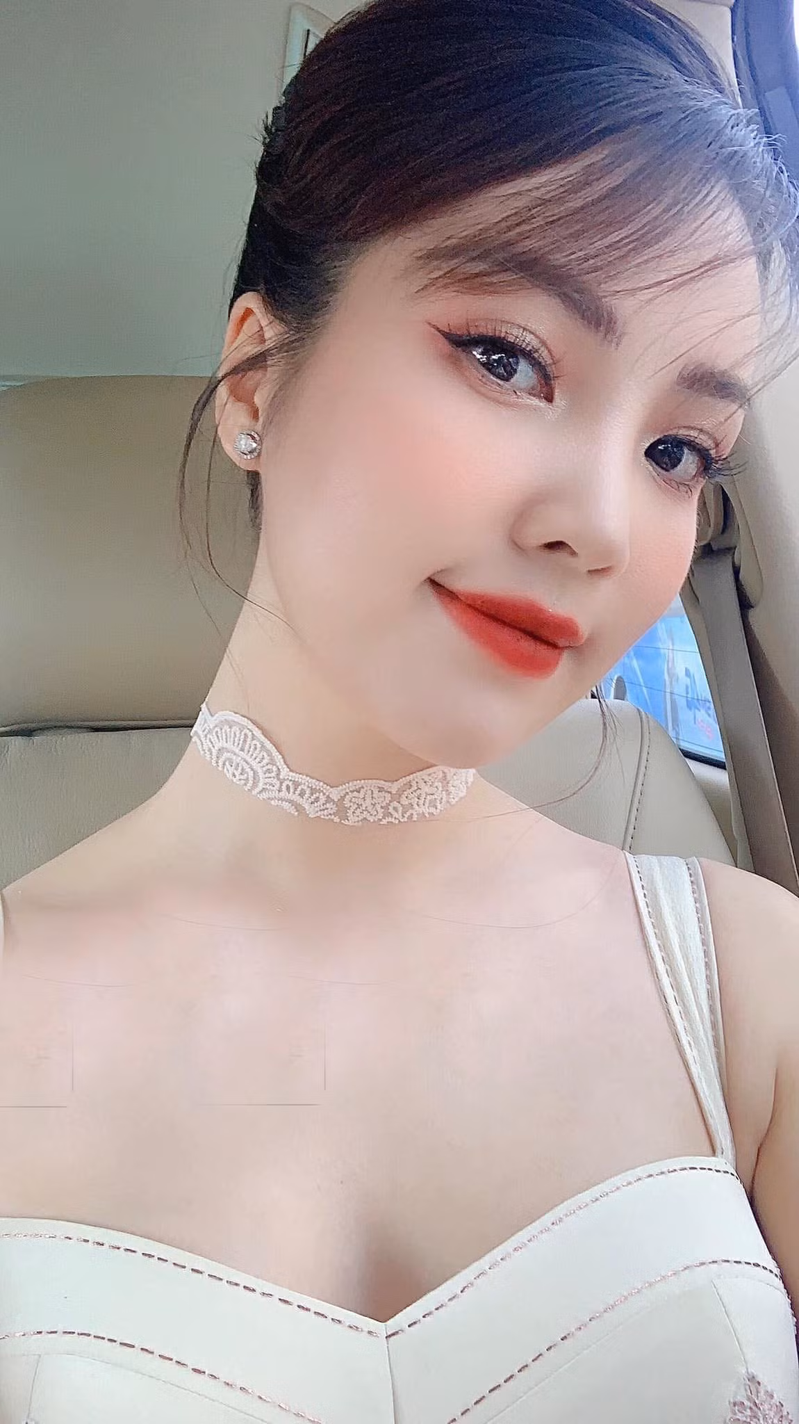 "Giá trị của mỗi người đôi khi nằm ở “sự bận rộn”. Hôm nào nhiều việc là thấy phởn phơ", MC Thuỵ Vân nhận nhiều lời khen bởi nhan sắc xinh đẹp.