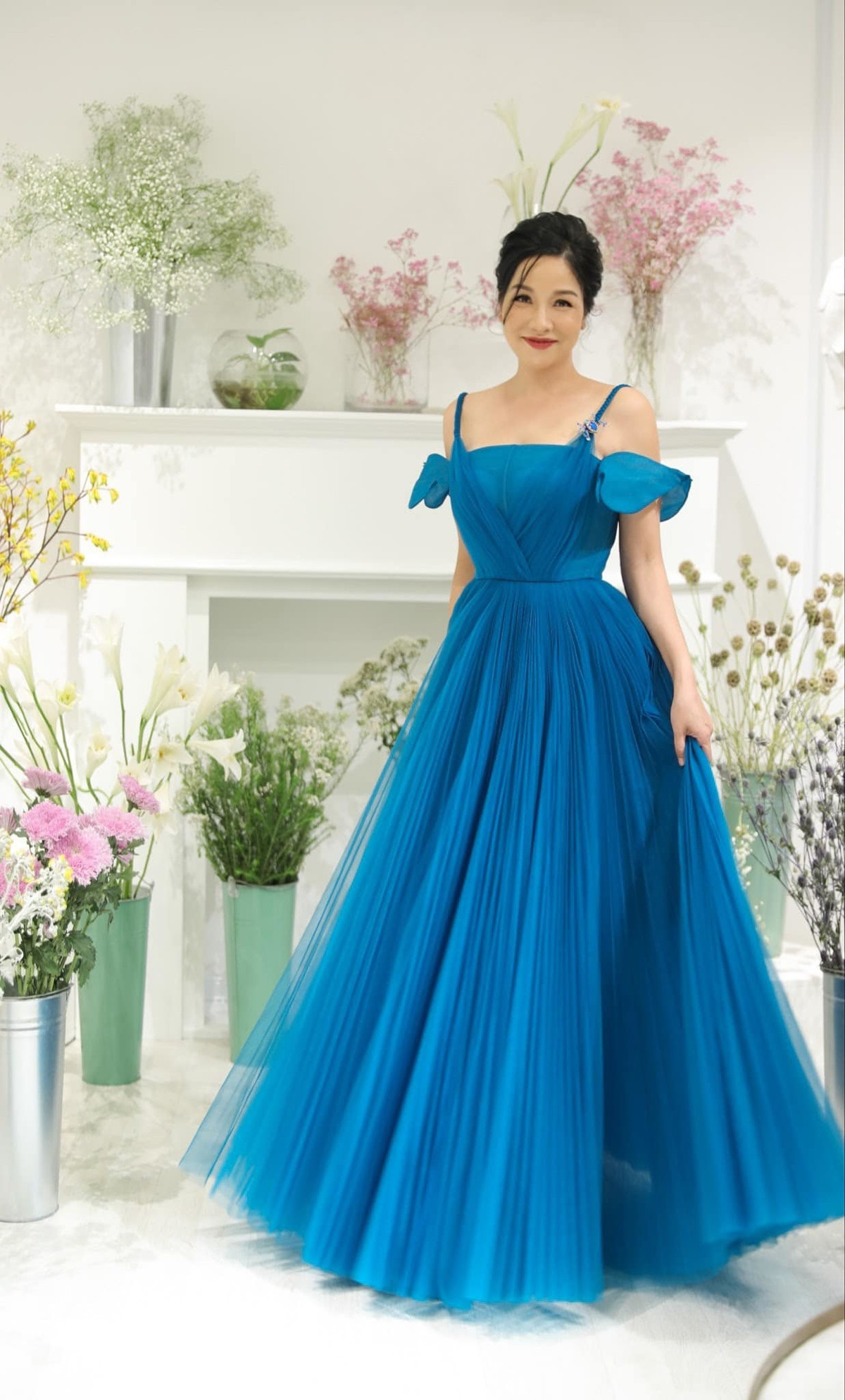 Khoe ảnh mặc váy dạ hội xinh đẹp, diva Mỹ Linh hài hước: "Hôm qua gửi ảnh cho con gái bảo: "Ai đây? Mẹ của Mỹ Anh". Con gái út xem ảnh này xong làm mặt cười quá trời, nó bảo mẹ chạy tốt đấy, chạy chăm trông khác hẳn. Mẹ bảo có thể là con chuột vi tính nó cũng chạy cùng mẹ ảnh nó mới thế này chứ. Xong mẹ hỏi mấy anh chụp hình các anh ấy bảo sửa một tí cái eo, còn mặt không sửa gì. Tin con gái hay là tin các bạn ấy cho sướng?".