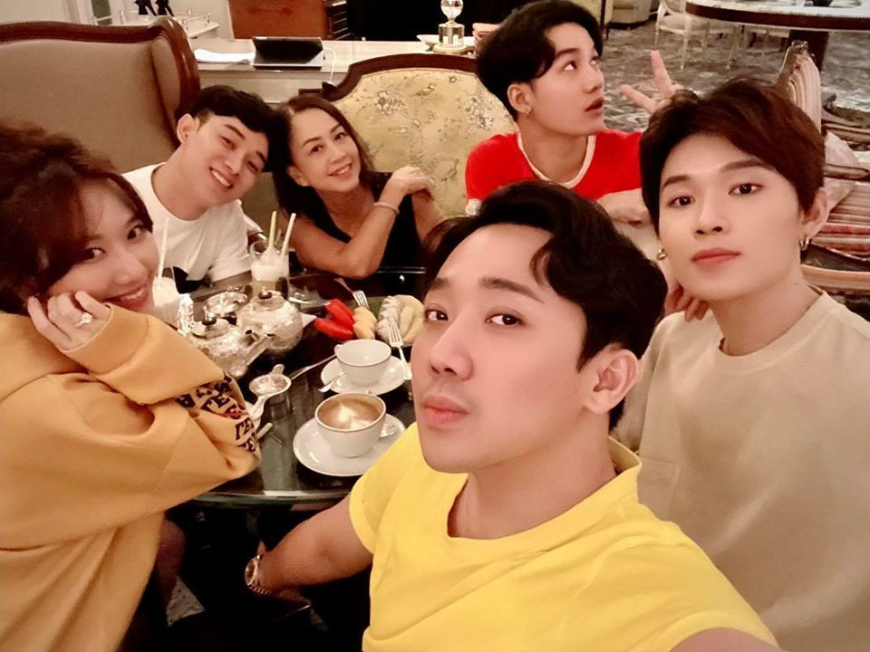 Trấn Thành cùng bà xã Hari Won và hội bạn thân showbiz cùng đi ăn tối với nghệ sĩ Minh Phượng.