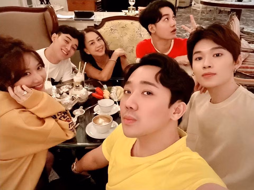 Trấn Thành cùng bà xã Hari Won và hội bạn thân showbiz cùng đi ăn tối với nghệ sĩ Minh Phượng.