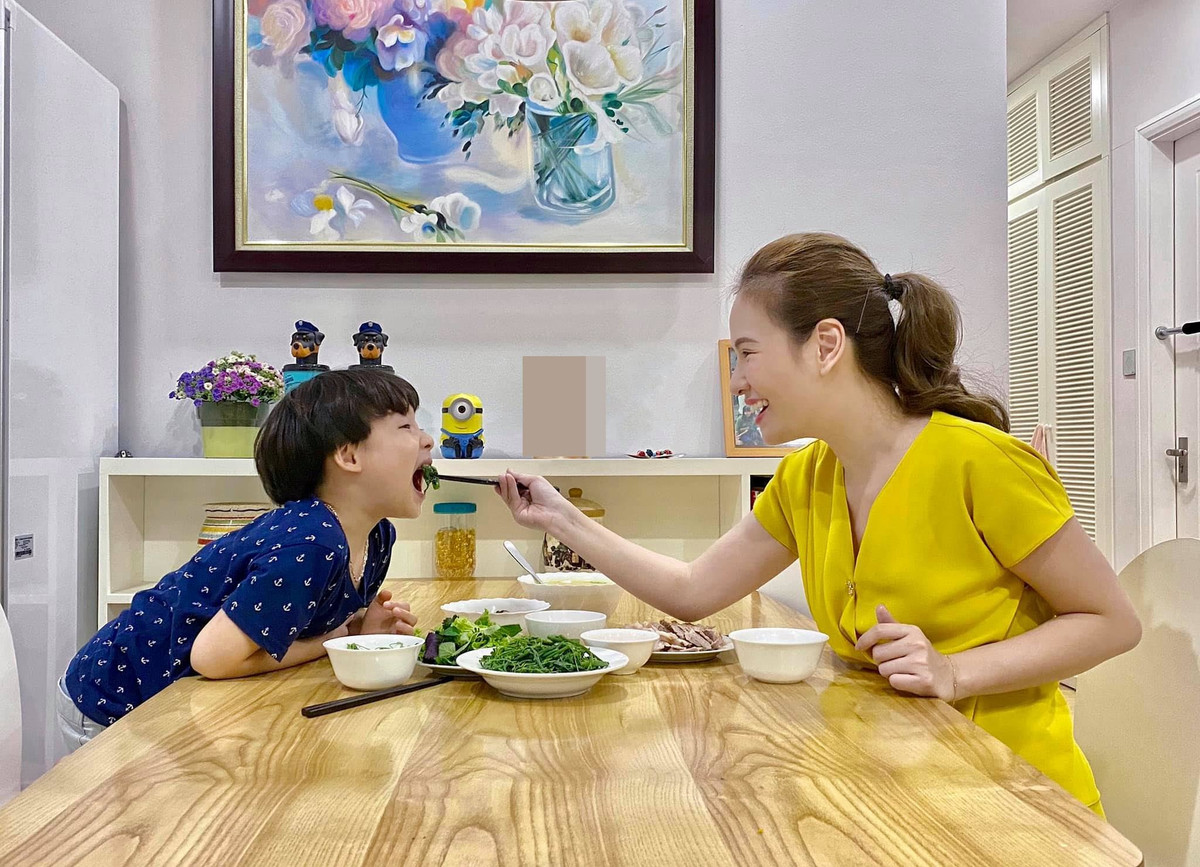 MC Đan Lê khoe bức ảnh hai mẹ con ăn tối vui vẻ bên nhau.