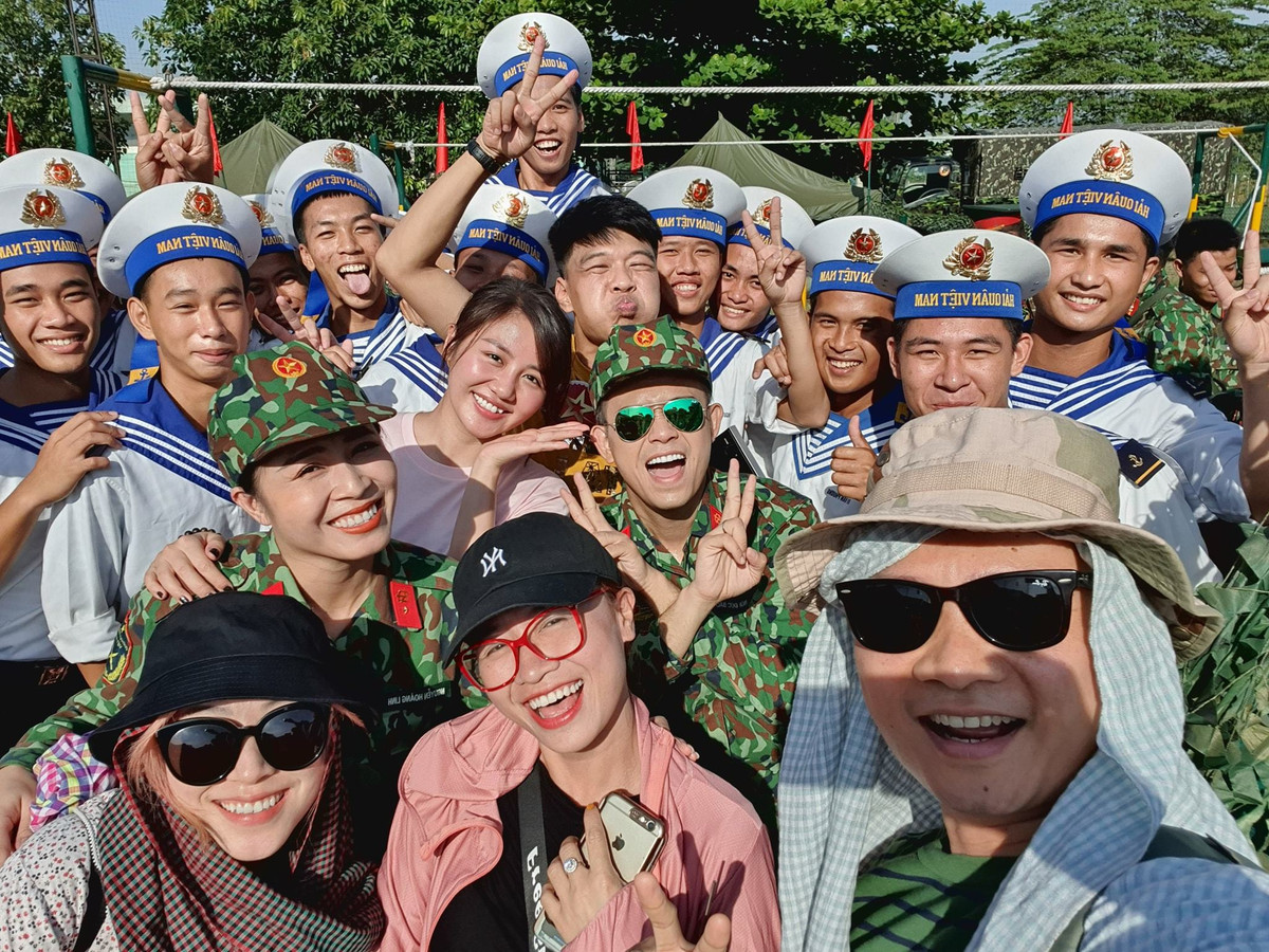 Văn Mai Hương rạng rỡ khi tham gia chương trình 'Chúng tôi là chiến sĩ'.