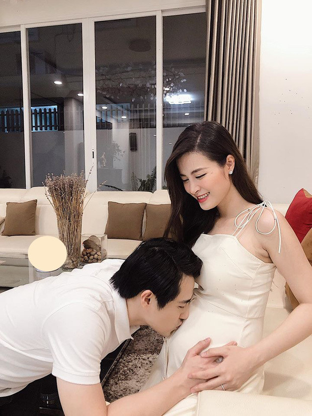 Khoảnh khắc hạnh phúc của Đông Nhi và Ông Cao Thắng khi lần đầu cảm nhận được con đầu lòng cử động.