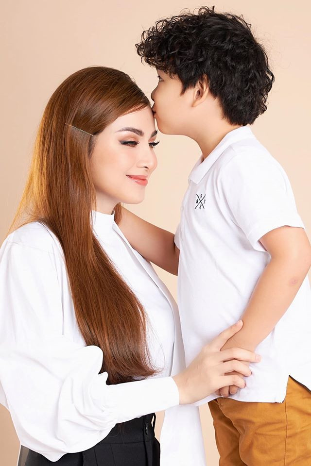Hoa hậu Diễm Hương chia sẻ khoảnh khắc ngọt ngào kèm dòng tâm sự xúc động về cậu con trai đáng yêu.