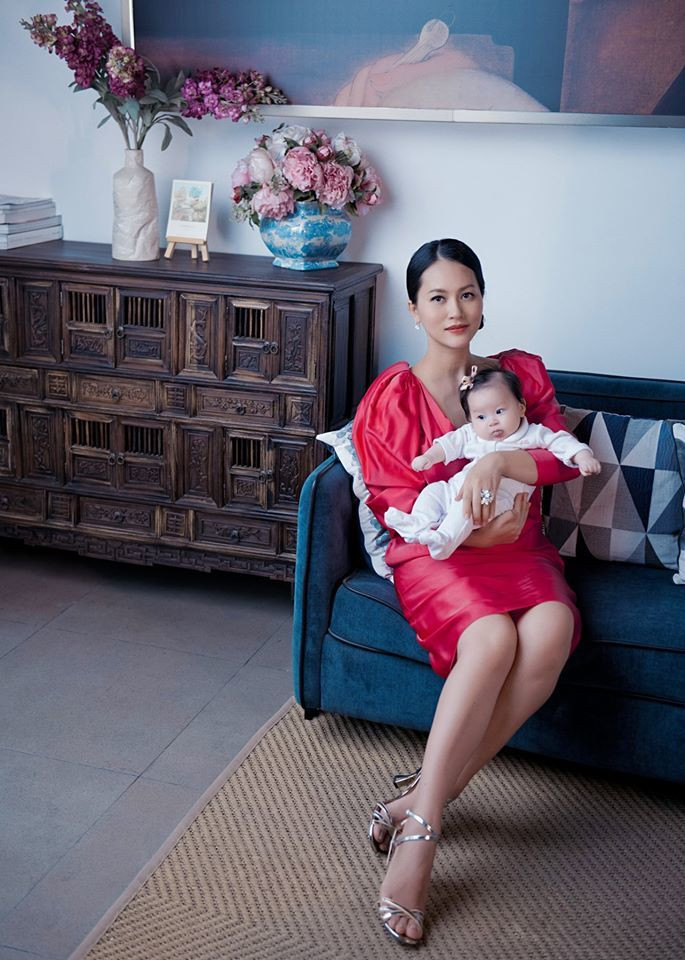 Tuy nhiên đây là lần hiếm hoi nữ diễn viên 'Người Mỹ trầm lặng' đồng ý chụp hình và khoe cận mặt các con, trong đó có bé gái mới sinh.