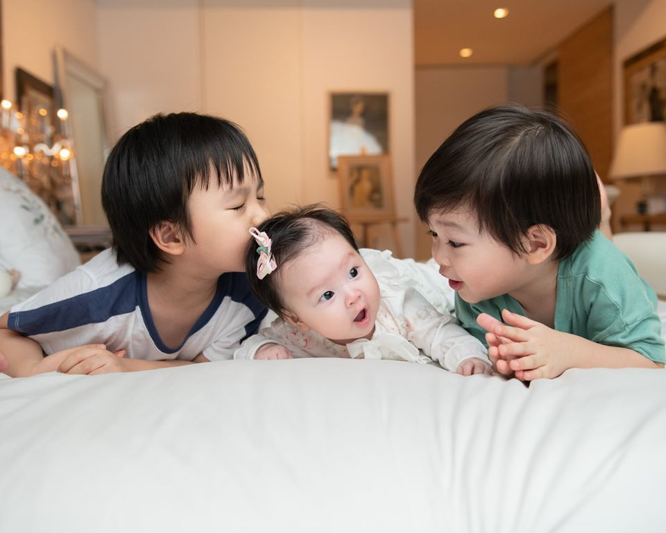 “Mỗi ngày tôi đưa cả 3 con tới trường, hai con lớn vào lớp học, riêng con gái 3 tháng tuổi theo mẹ vào văn phòng. Tôi vừa làm việc vừa chăm con. Đến chiều tối, 4 mẹ con cùng về nhà, tôi lại lo tắm rửa, ăn uống và cho các con đi ngủ. Mỗi ngày của tôi đều lặp lại như vậy, dù bận rộn nhưng tôi hạnh phúc vì được ở bên các con. Tôi càng yên tâm hơn khi các con có được một ngôi trường tuyệt vời để phát triển tính cách, tư duy sáng tạo”, Đỗ Hải Yến tâm sự về con.