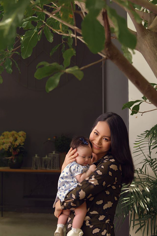 “Tôi biết mình có con gái khi bầu bí được 10 tuần. Lúc đó tôi tràn ngập niềm vui, sự mãn nguyện nhưng cũng có chút lo lắng. Tôi vui vì có con gái để tha hồ làm điệu cho con và sẽ có một người bạn gái thân đặc biệt trong cuộc đời. Tuy nhiên, tôi cũng lo lắng và mong em bé phát triển khoẻ mạnh, an toàn cho đến ngày bé ra đời. Lần thứ ba mang bầu, tôi gần như phải nằm suốt, không ăn uống được gì nhiều, đến ngày sinh tôi vẫn bị ốm nghén, sợ nhiều mùi đồ ăn”, cô bộc bạch.