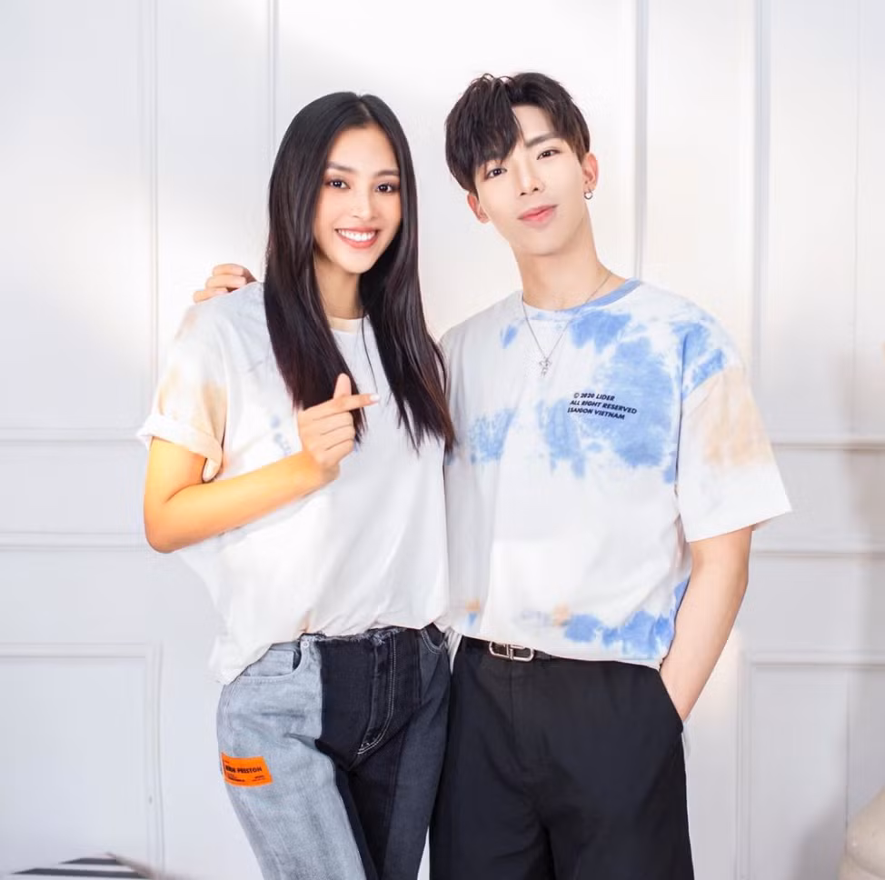 Erik khoe bức ảnh bên hoa hậu Tiểu Vy kèm chia sẻ đầy tình cảm: Thức khuya anh tỉnh bằng trà, yêu em anh trả bằng tình được không?".