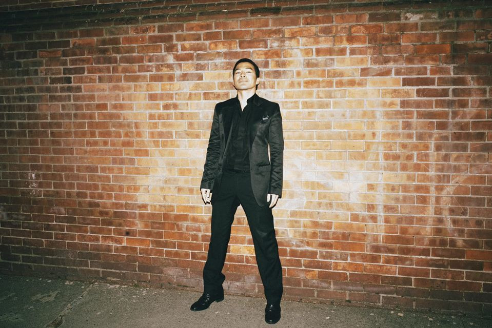 Diễn viên Trần Bảo Sơn khoe vẻ nam tính khi mặc đồ đen toàn tập.