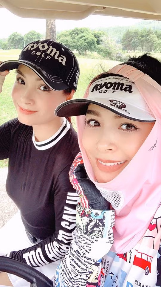 Hai chị em siêu mẫu Thúy Hằng - Thúy Hạnh dành thời gian đi chơi cùng nhau.