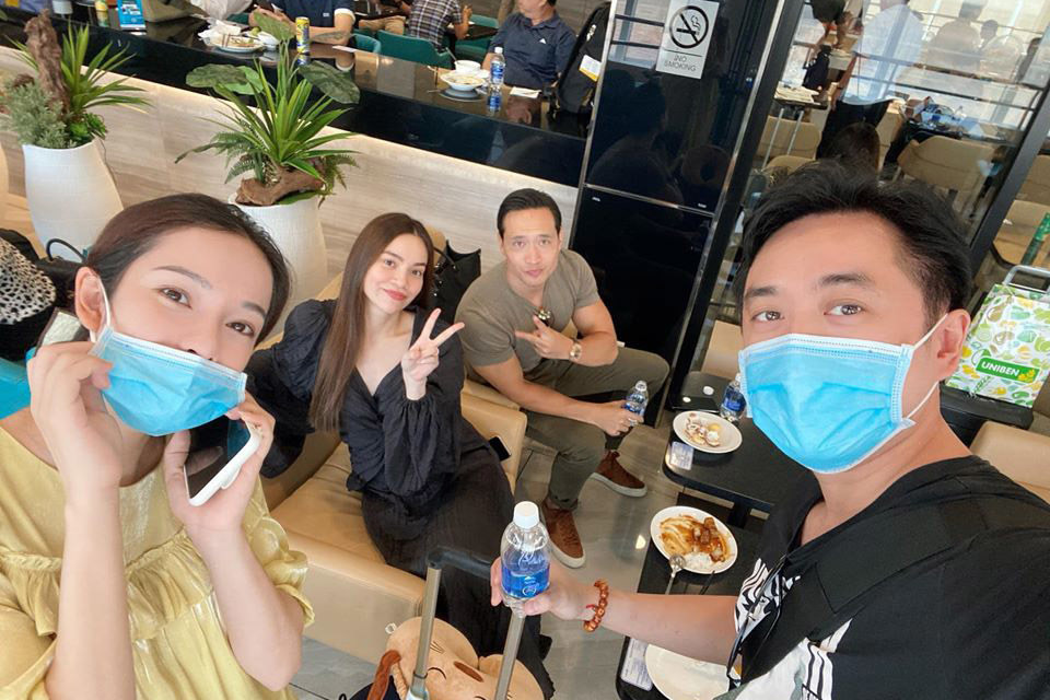 Điều đặc biệt là gia đình nam nhạc sĩ đã có cuộc gặp gỡ bất ngờ tại sân bay cùng cặp đôi Hồ Ngọc Hà - Kim Lý. Điều này khiến khán giả chú ý khi đây chính là 2 cặp đôi đang mang song thai của showbiz Việt.