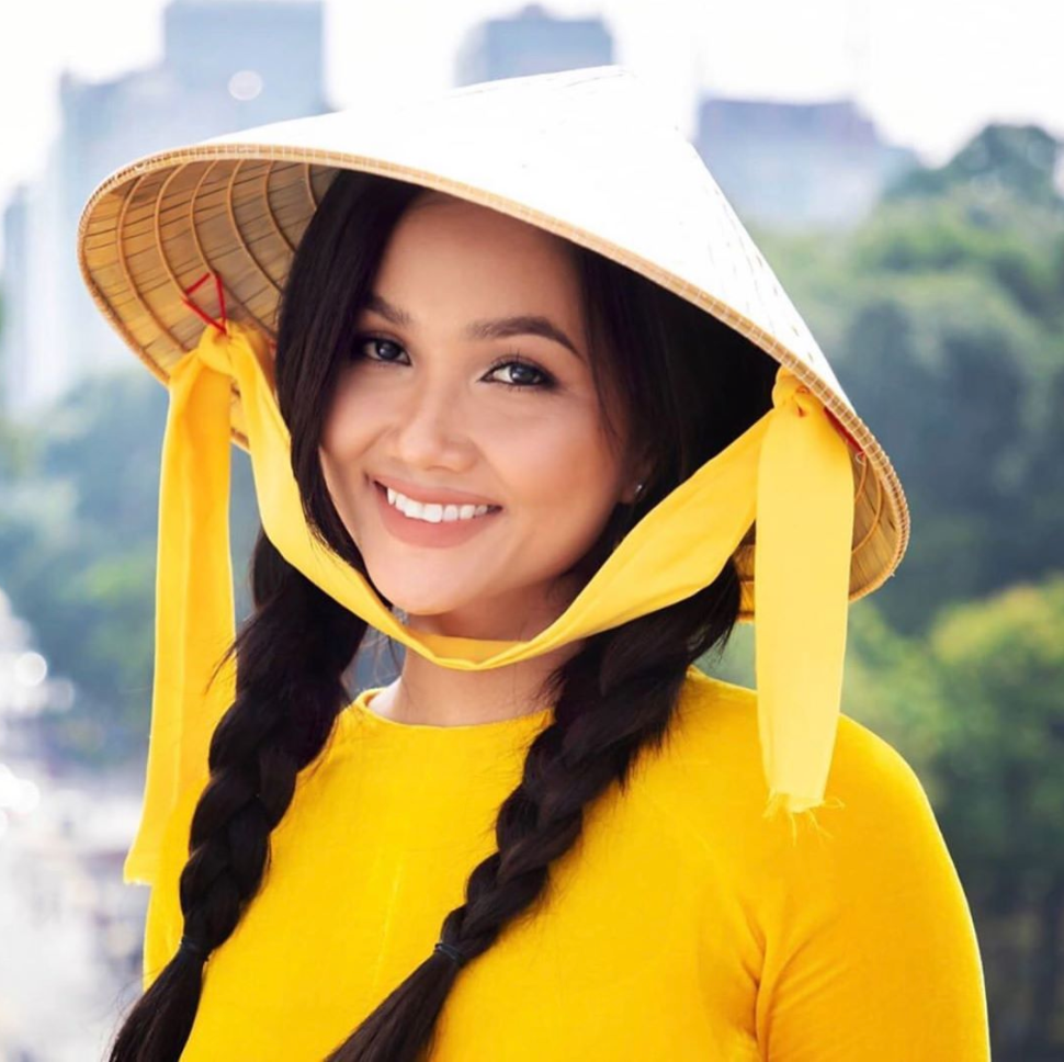 "Hen là cô gái miền Tây nhưng là Tây Nguyên nhé cả nhà", hoa hậu H'Hen Niê đẹp dịu dàng trong tà áo dài.