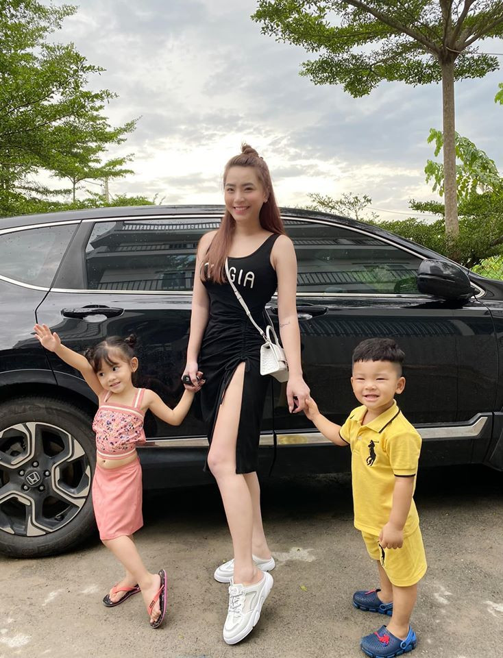 Hải Băng lấy lại vóc dáng quyến rũ sau khi sinh con thứ 3.