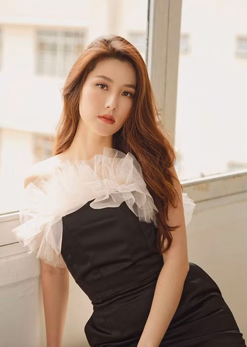 Đặc biệt, để không bị lên cân, Diễm My giữ chế độ ăn uống khỏe mạnh, đồng thời tập yoga, chạy bộ tại nhà mỗi ngày.