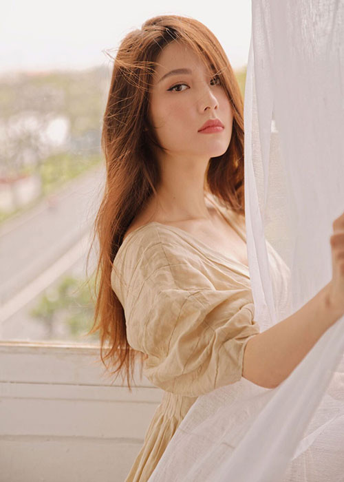 Trong suốt thời kỳ giãn cách xã hội, nữ diễn viên tạm dừng lịch trình quay với đoàn phim và trở về TP.HCM nghỉ ngơi.